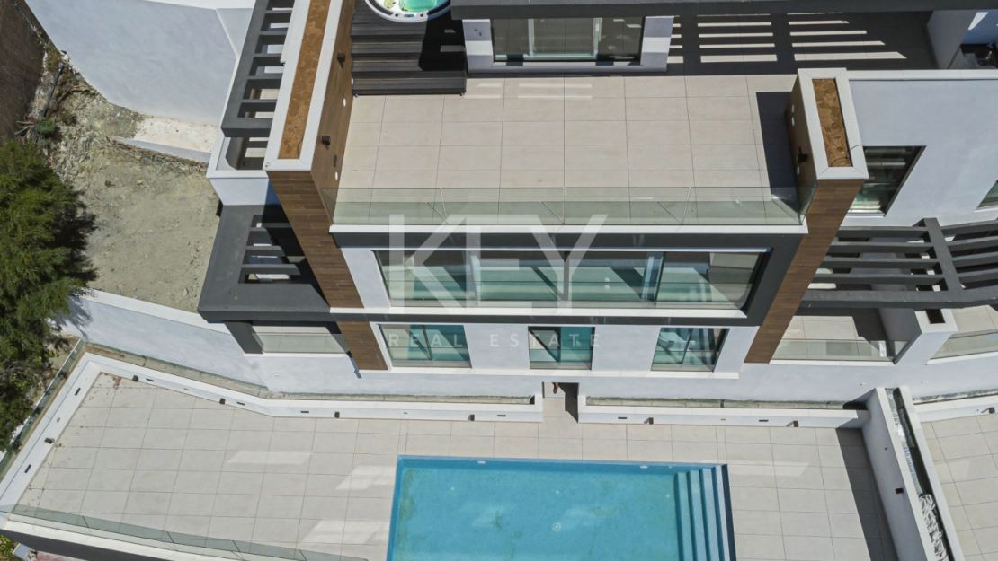 Современный дом с панорамным видом на море в Бенахависе