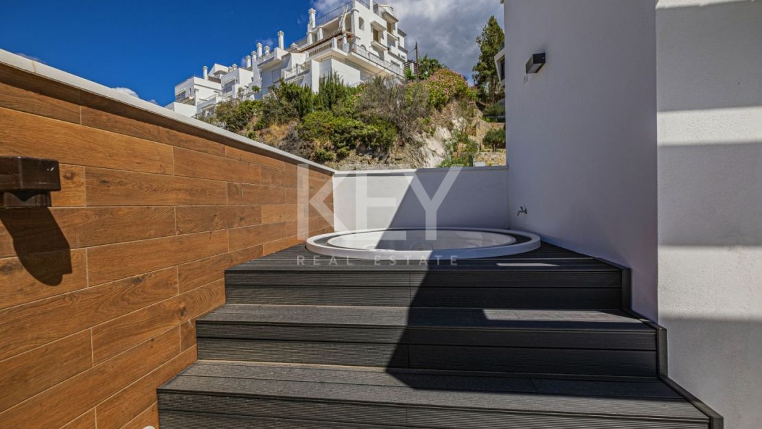 Современный дом с панорамным видом на море в Бенахависе