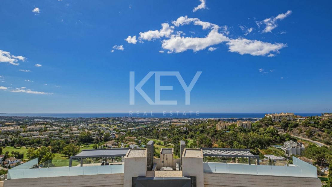 Современный дом с панорамным видом на море в Бенахависе