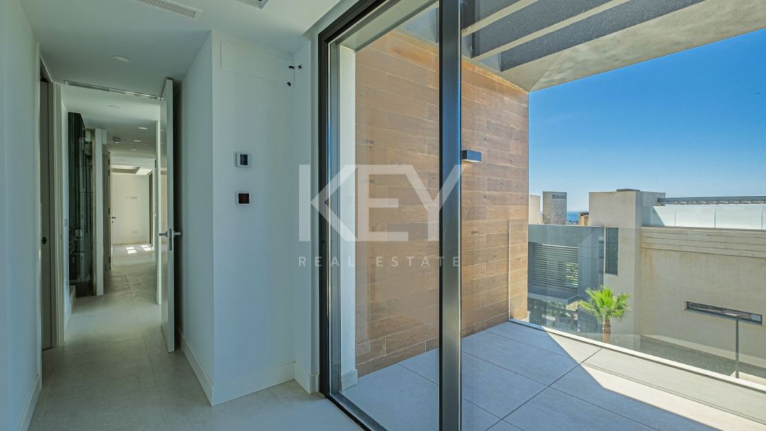 Современный дом с панорамным видом на море в Бенахависе