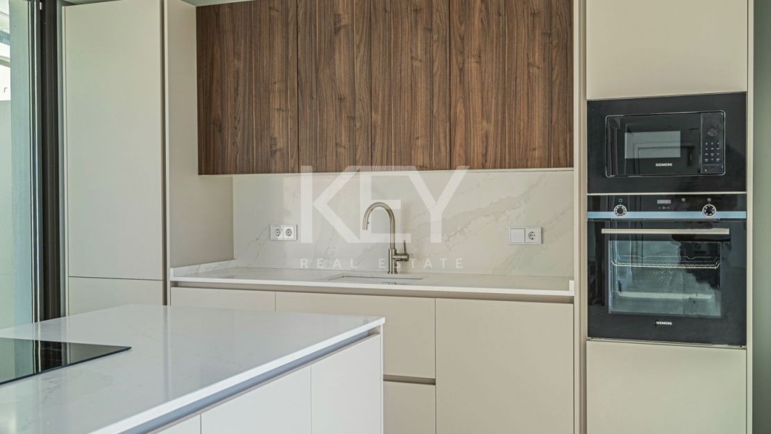 Современный дом с панорамным видом на море в Бенахависе