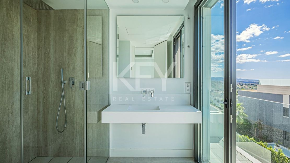 Современный дом с панорамным видом на море в Бенахависе