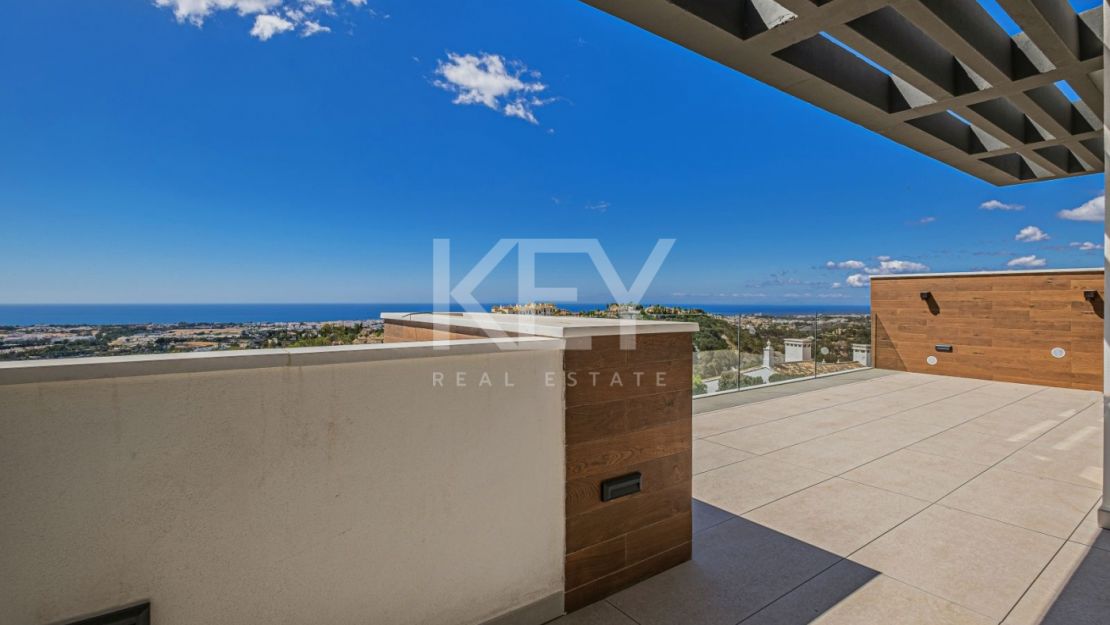 Современный дом с панорамным видом на море в Бенахависе