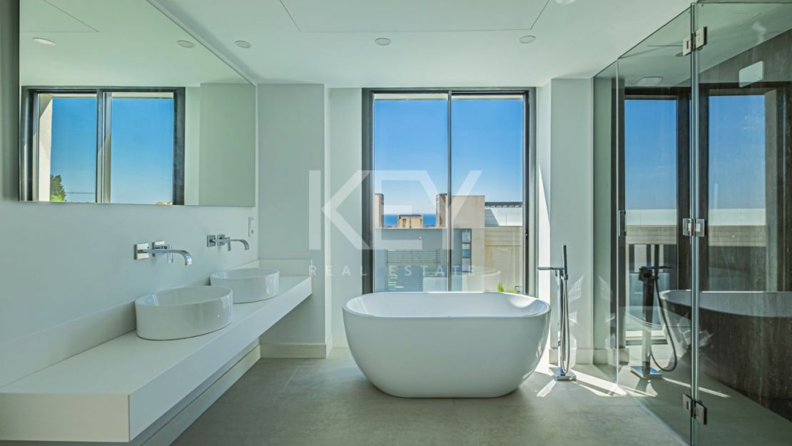 Современный дом с панорамным видом на море в Бенахависе