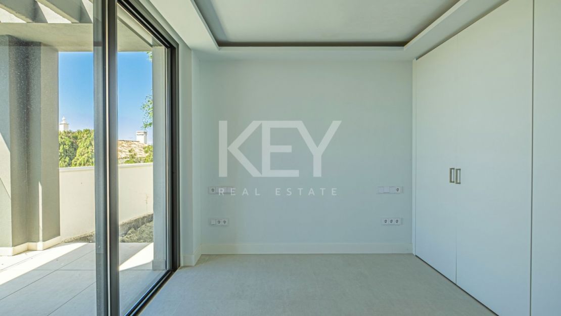 Современный дом с панорамным видом на море в Бенахависе