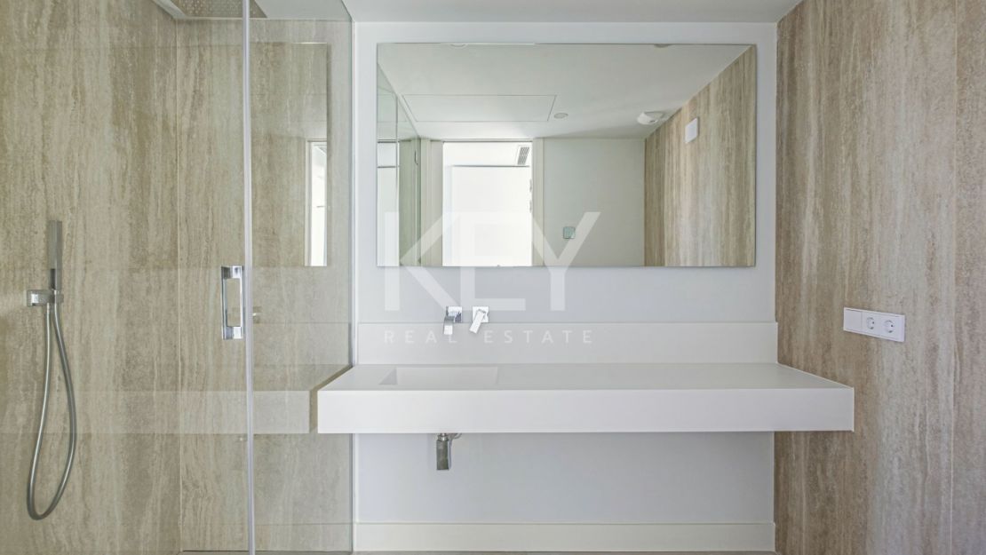 Современный дом с панорамным видом на море в Бенахависе