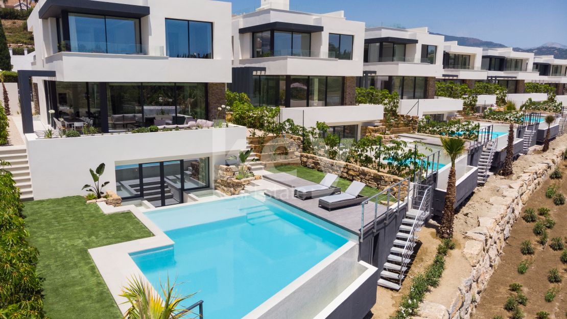 Modern villas with a privileged location in New Golden Mile
