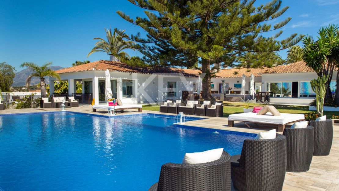 Villa Serena: Villa de lujo con vistas al mar para alquiler a corto plazo en Marbella Este