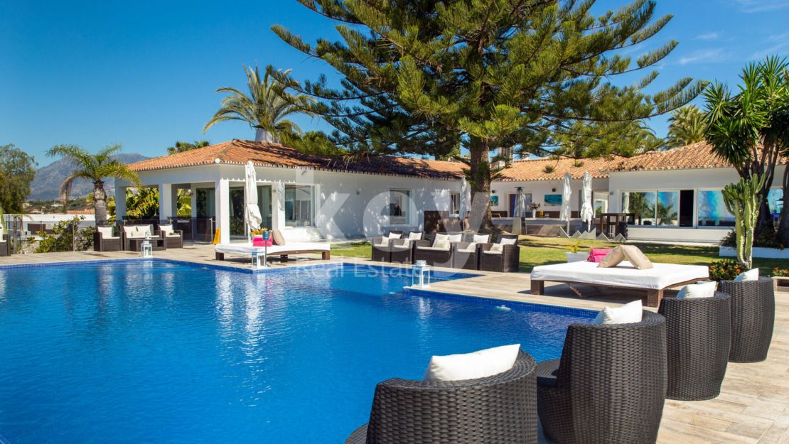 Villa Serena: a luxury villa with panoramic sea views for holiday rentals in Marbella East 