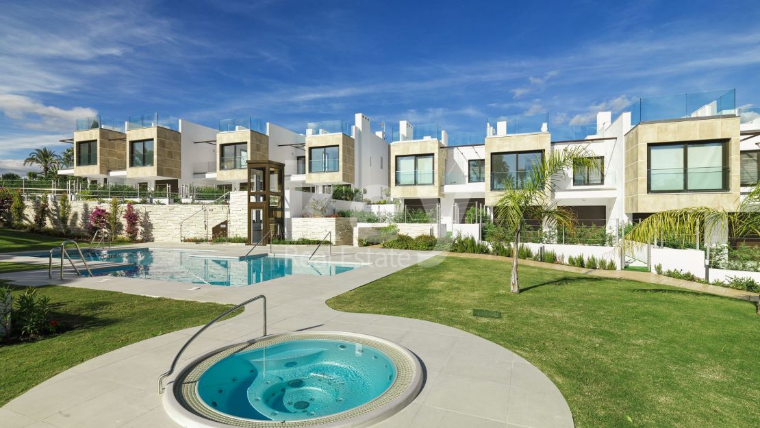 Nuevas casas adosadas modernas en Nueva Andalucía, Marbella