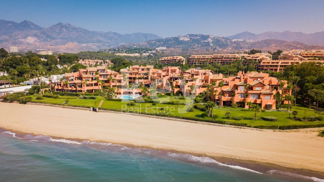 Apartamentos de lujo en primera línea de playa en La Morera, Marbella Este
