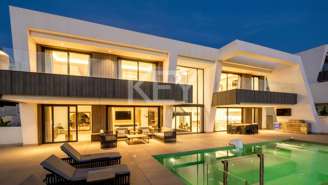 Villa De Lujo Con Vistas Panorámicas, Spa Privado Y Estilo De Vida Excepcional En El Paraíso, Estepona Este