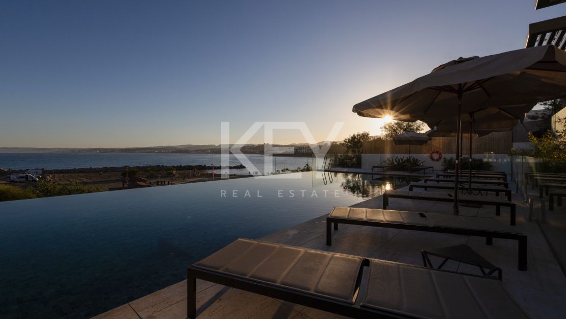 Роскошный пентхаус на первой линии моря в Эстепоне