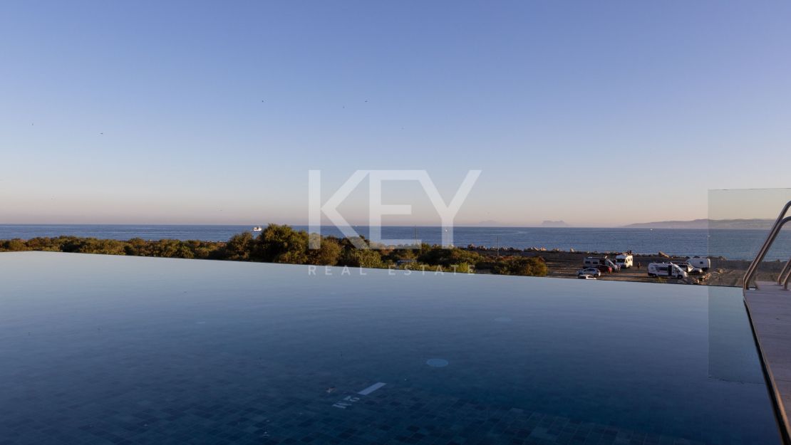 Роскошный пентхаус на первой линии моря в Эстепоне