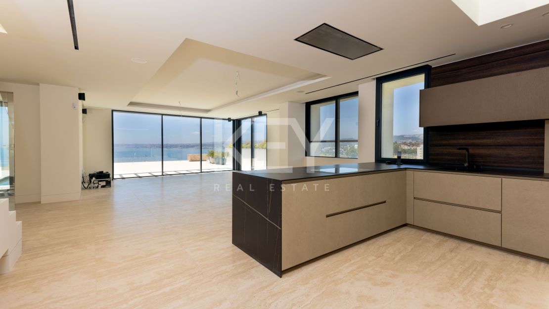 Роскошный пентхаус на первой линии моря в Эстепоне