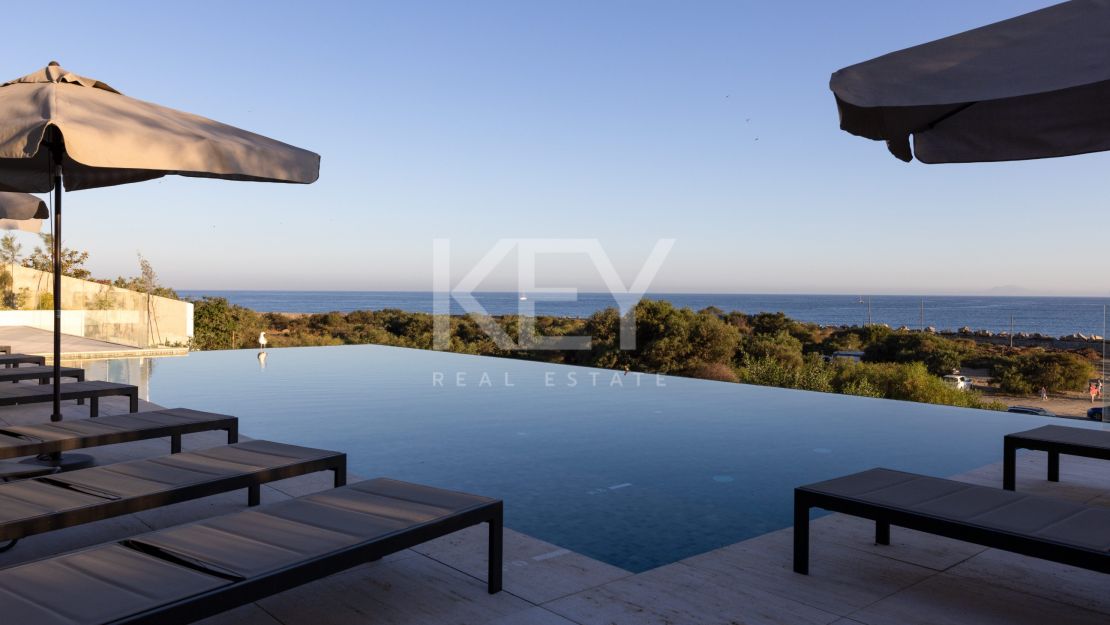 Роскошный пентхаус на первой линии моря в Эстепоне