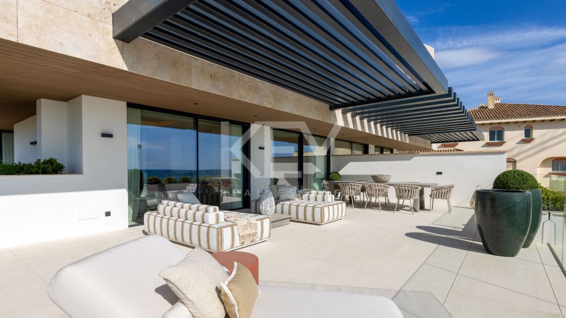 Роскошный пентхаус на первой линии моря в Эстепоне