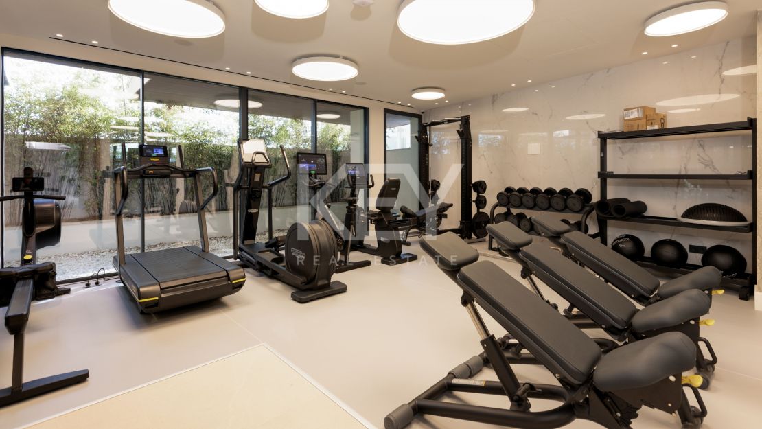 Роскошный пентхаус на первой линии моря в Эстепоне