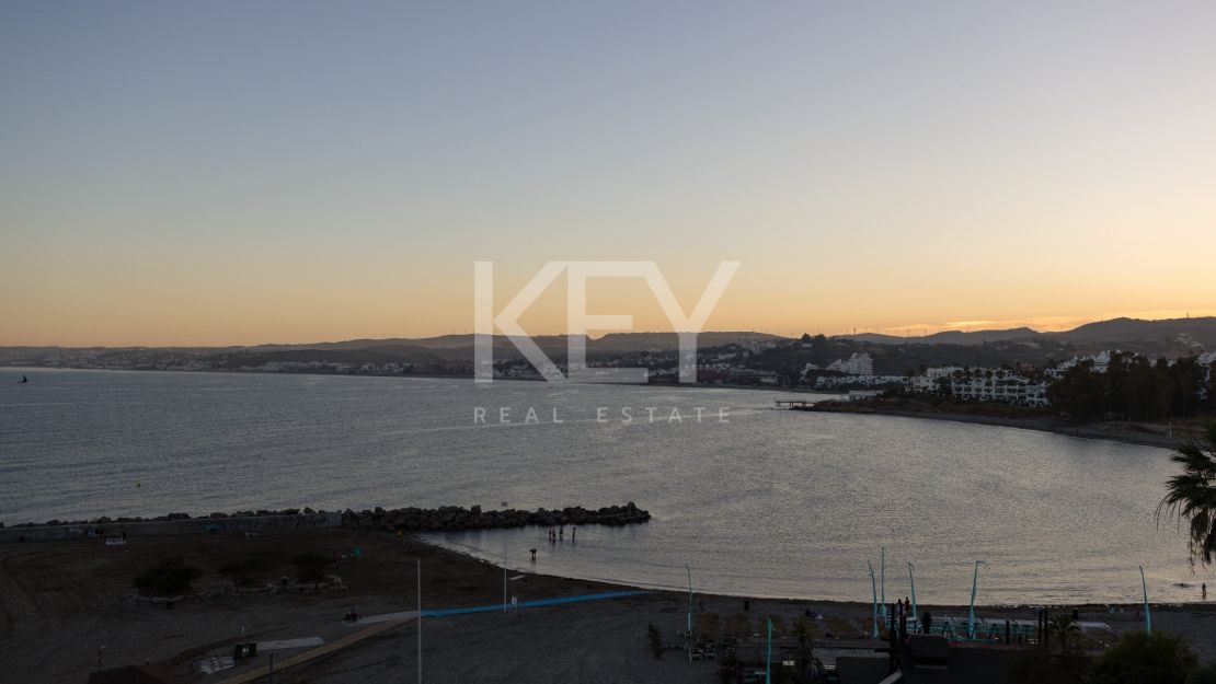 Роскошный пентхаус на первой линии моря в Эстепоне