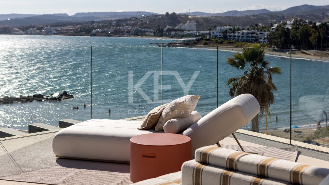 Роскошный пентхаус на первой линии моря в Эстепоне