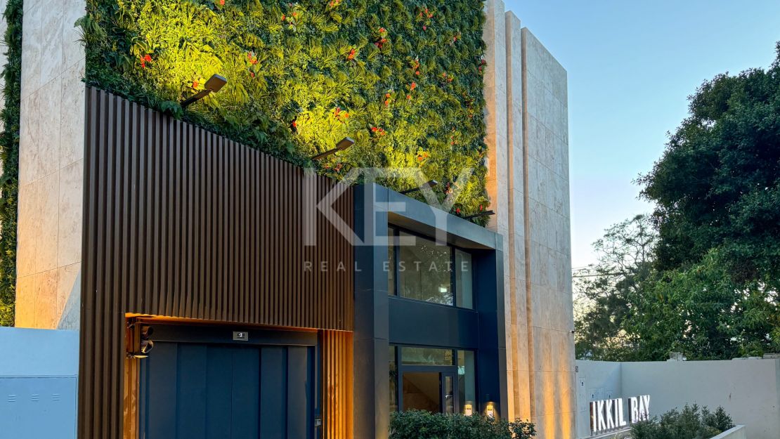 Роскошный пентхаус на первой линии моря в Эстепоне