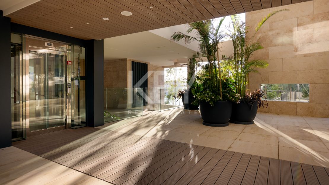 Роскошный пентхаус на первой линии моря в Эстепоне