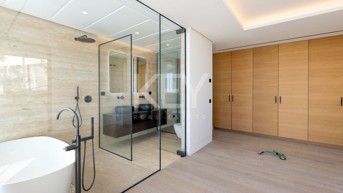 Роскошный пентхаус на первой линии моря в Эстепоне