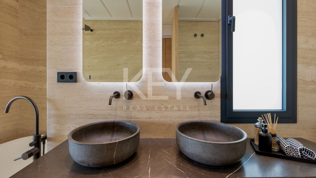 Роскошный пентхаус на первой линии моря в Эстепоне