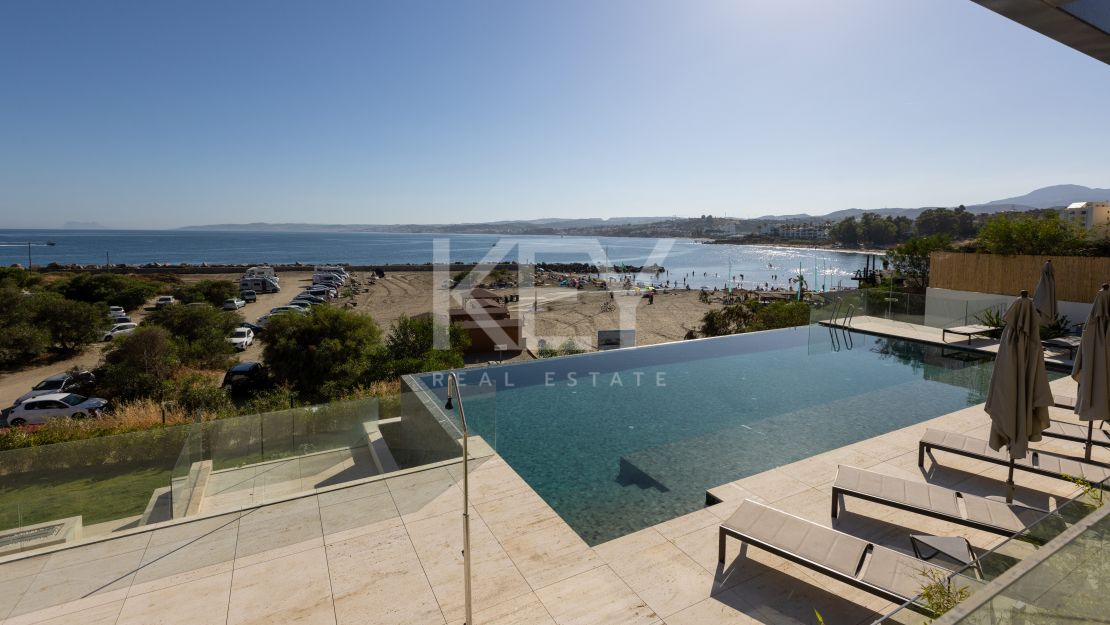 Роскошный пентхаус на первой линии моря в Эстепоне