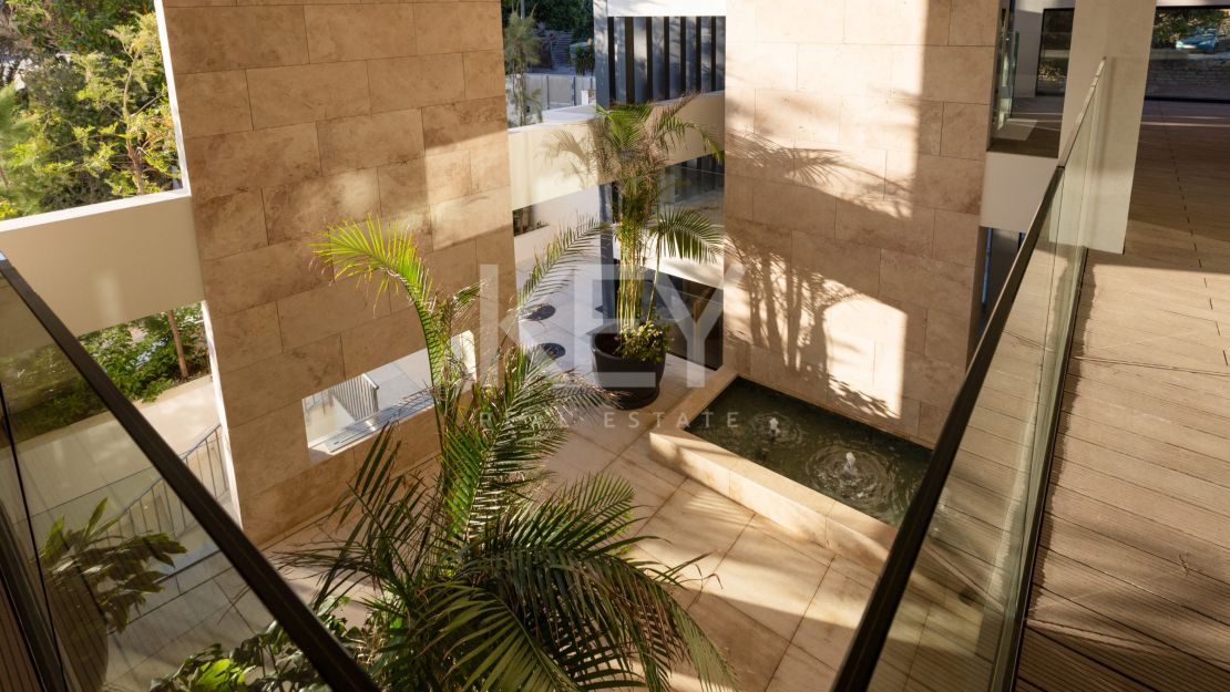 Роскошный пентхаус на первой линии моря в Эстепоне