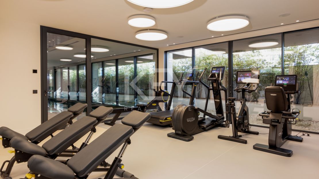 Роскошный пентхаус на первой линии моря в Эстепоне