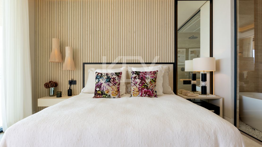 Роскошный пентхаус на первой линии моря в Эстепоне