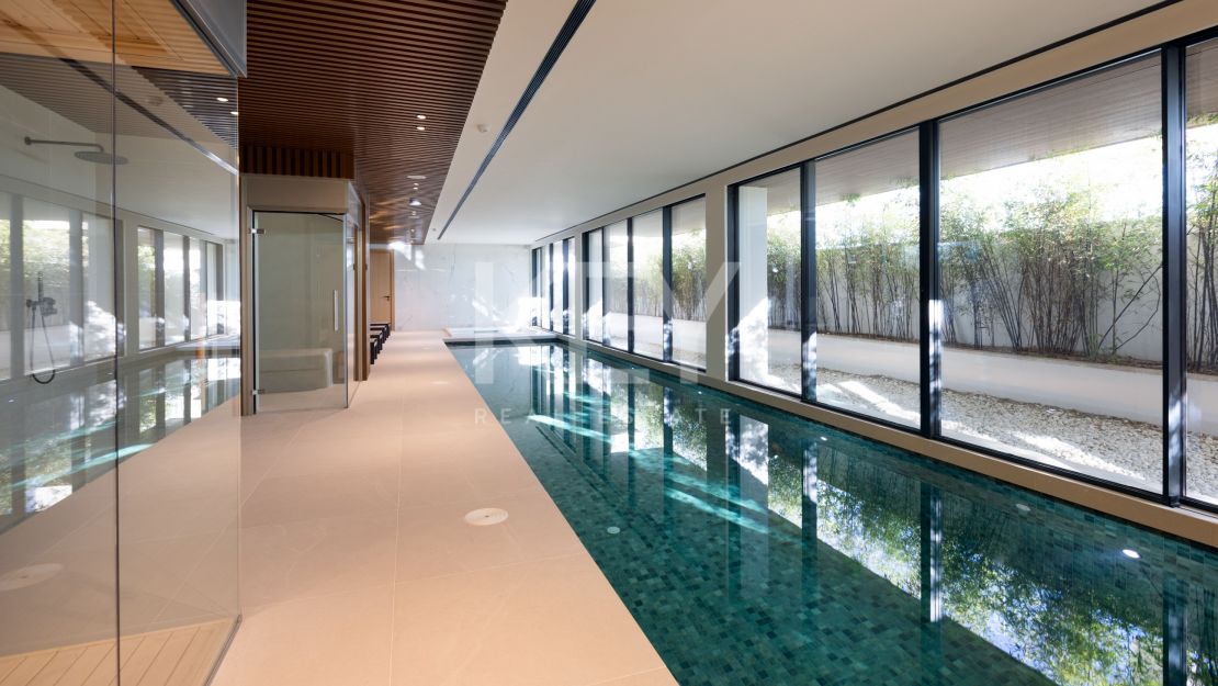 Роскошный пентхаус на первой линии моря в Эстепоне