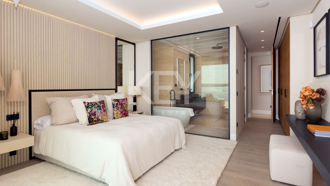 Роскошный пентхаус на первой линии моря в Эстепоне