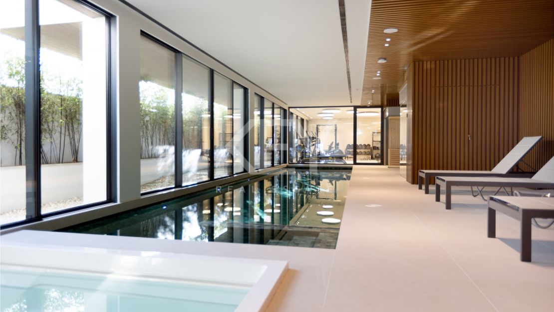 Роскошный пентхаус на первой линии моря в Эстепоне