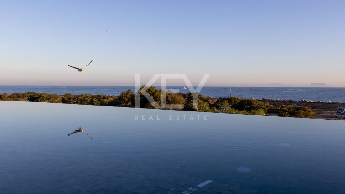 Роскошный пентхаус на первой линии моря в Эстепоне