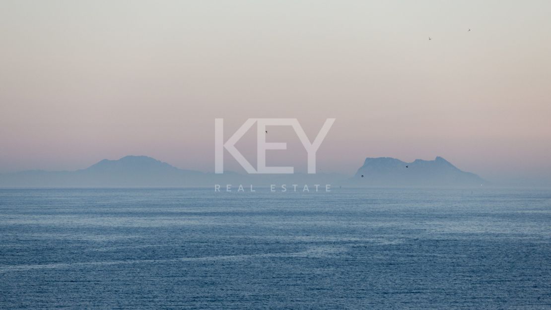 Роскошный пентхаус на первой линии моря в Эстепоне