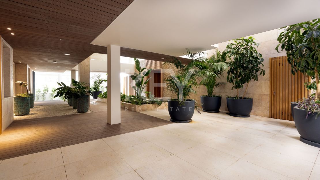 Роскошный пентхаус на первой линии моря в Эстепоне