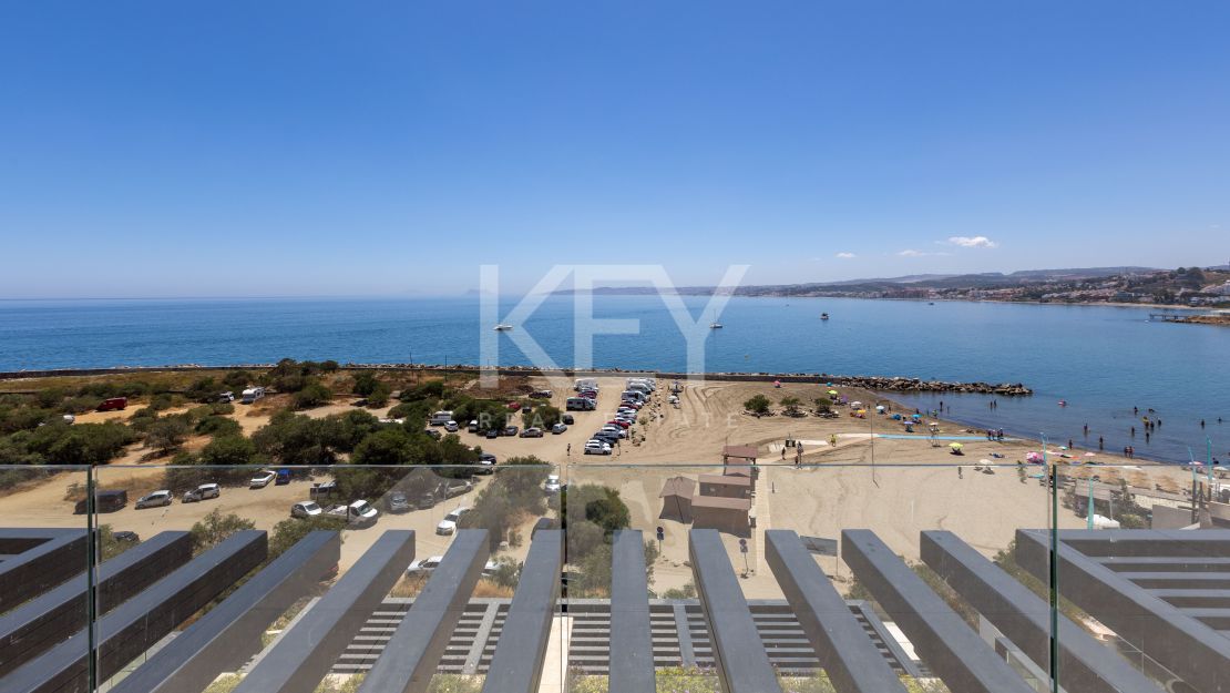 Роскошный пентхаус на первой линии моря в Эстепоне