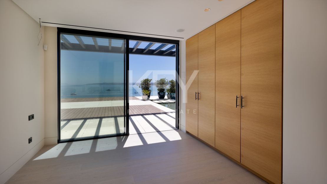 Роскошный пентхаус на первой линии моря в Эстепоне