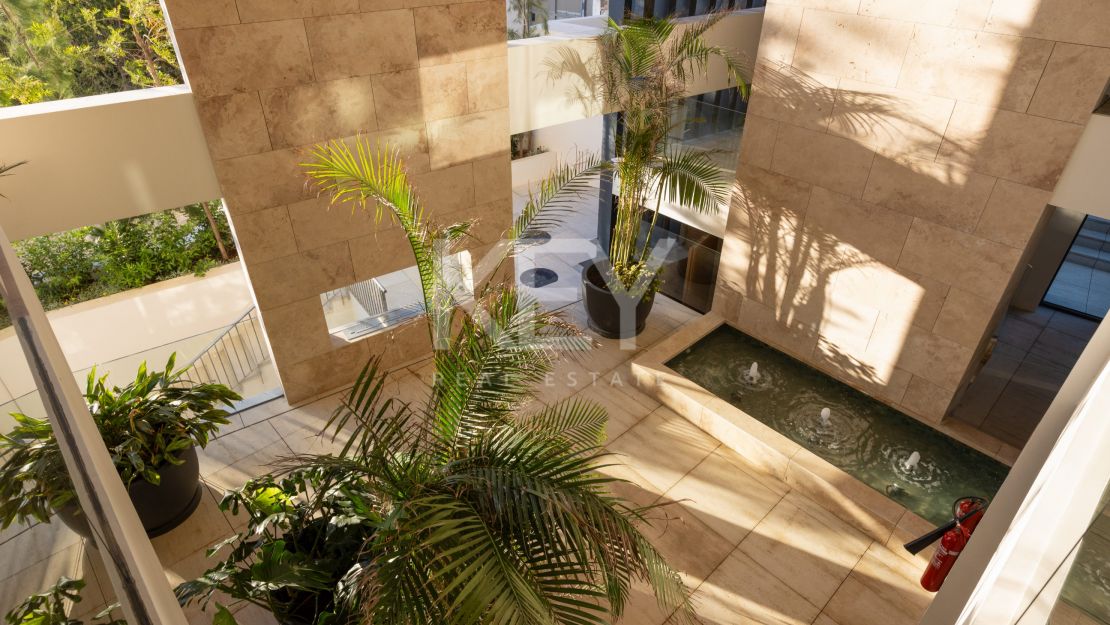 Роскошный пентхаус на первой линии моря в Эстепоне