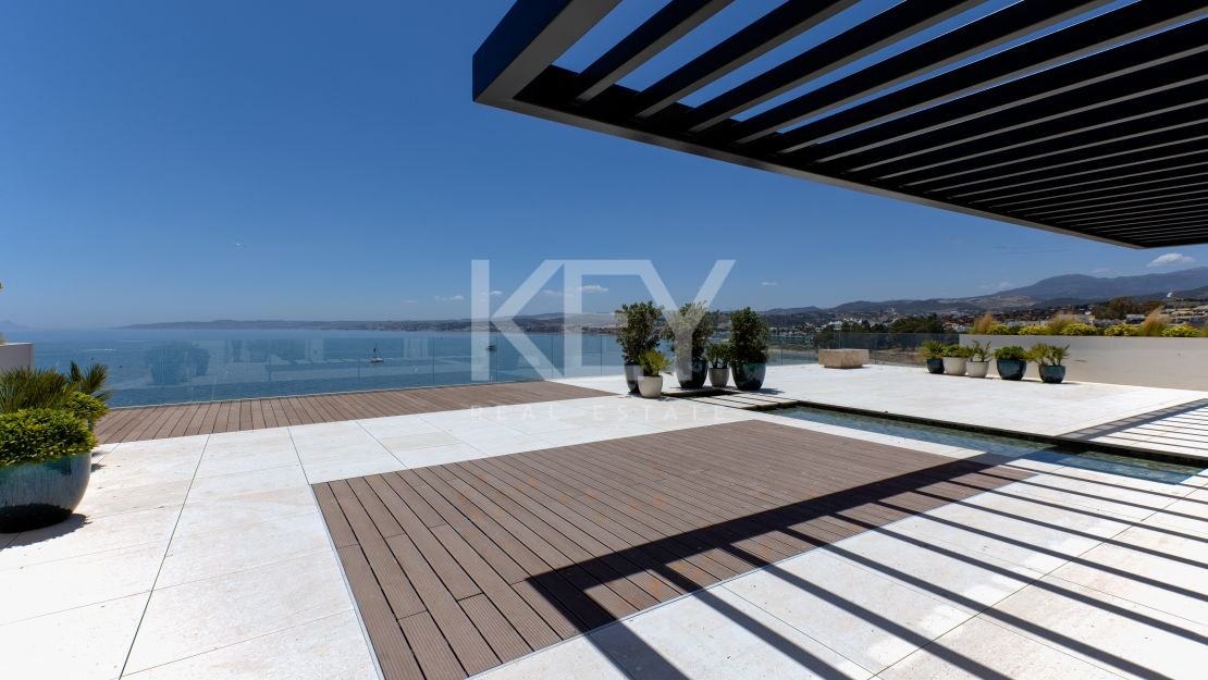 Роскошный пентхаус на первой линии моря в Эстепоне