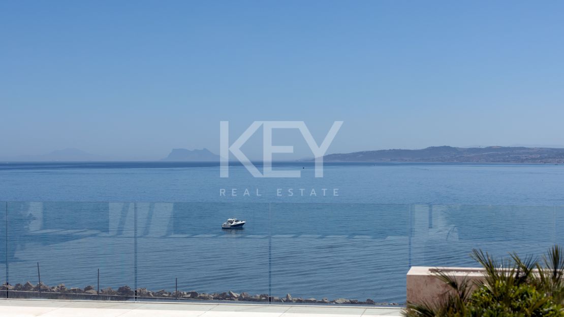 Роскошный пентхаус на первой линии моря в Эстепоне