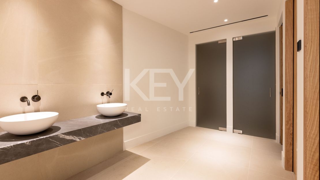 Роскошный пентхаус на первой линии моря в Эстепоне