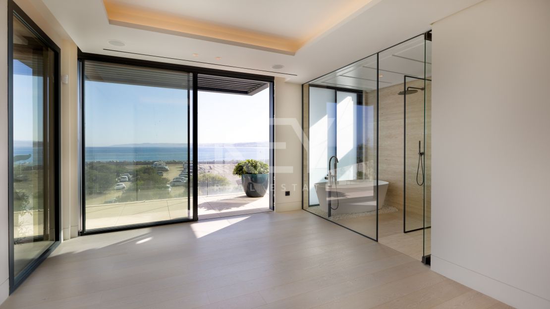 Роскошный пентхаус на первой линии моря в Эстепоне