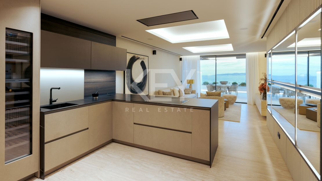 Роскошный пентхаус на первой линии моря в Эстепоне