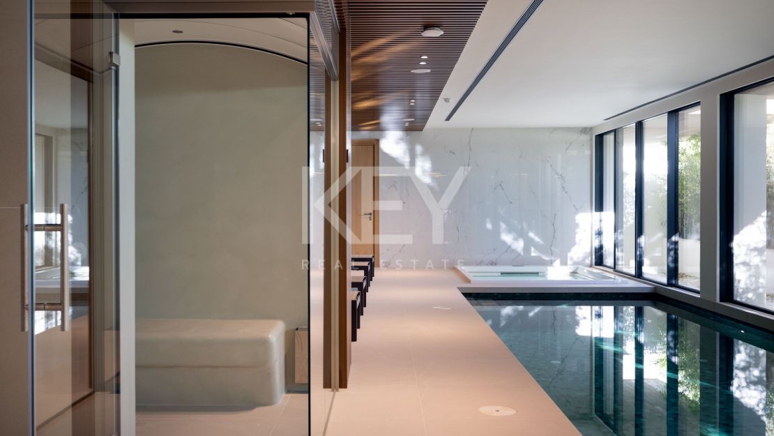 Роскошный пентхаус на первой линии моря в Эстепоне