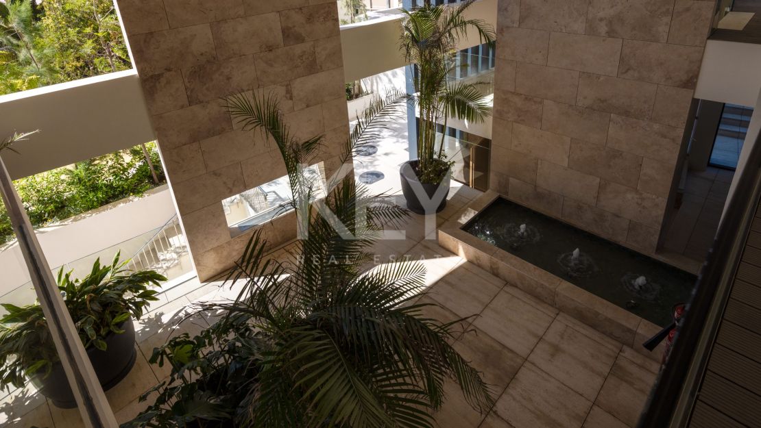 Роскошный пентхаус на первой линии моря в Эстепоне