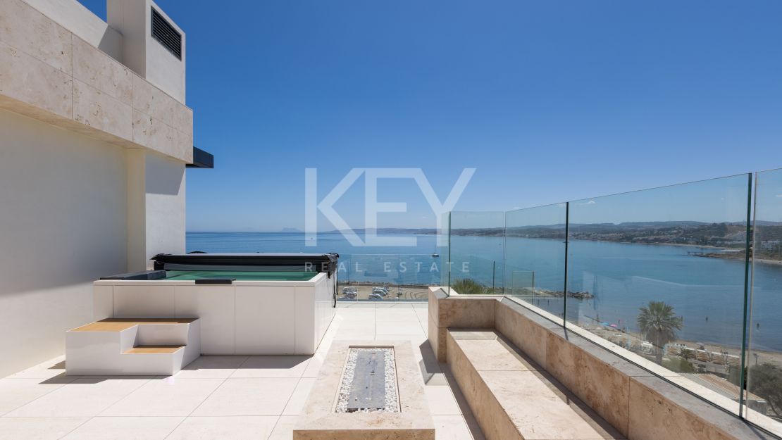 Роскошный пентхаус на первой линии моря в Эстепоне