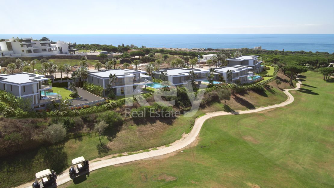Villas en primera línea de golf en Cabopino, Marbella Este